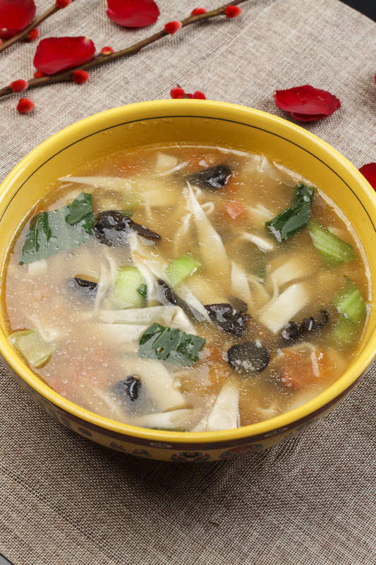 黄色瓷盆装的西红柿面片汤图片