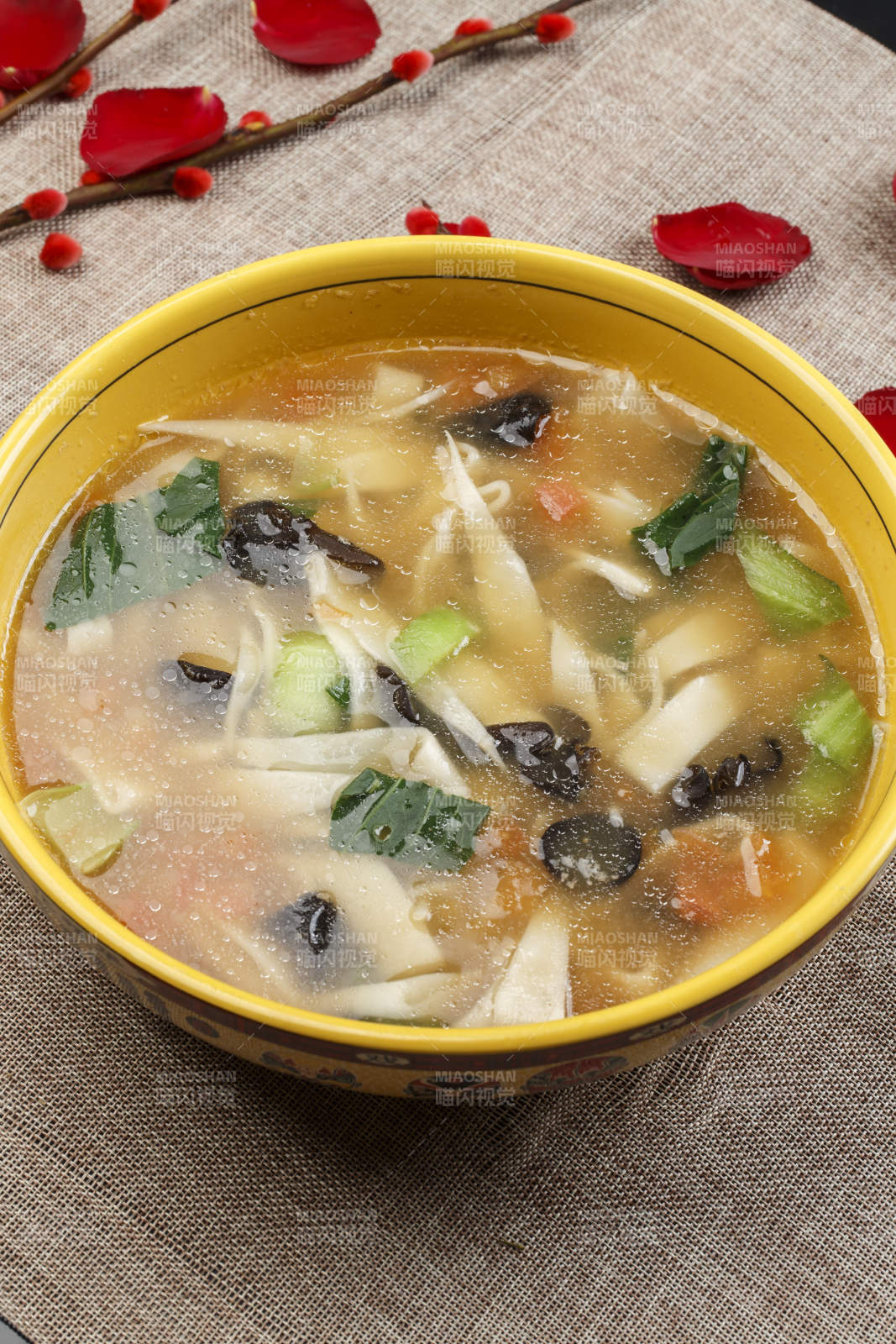 黄色瓷盆装的西红柿面片汤图片