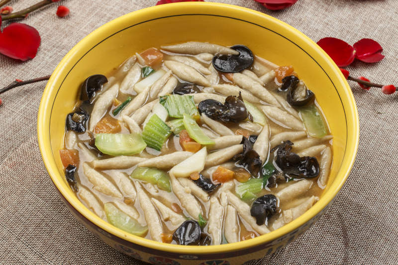 黄色瓷盆装的生下鱼图片