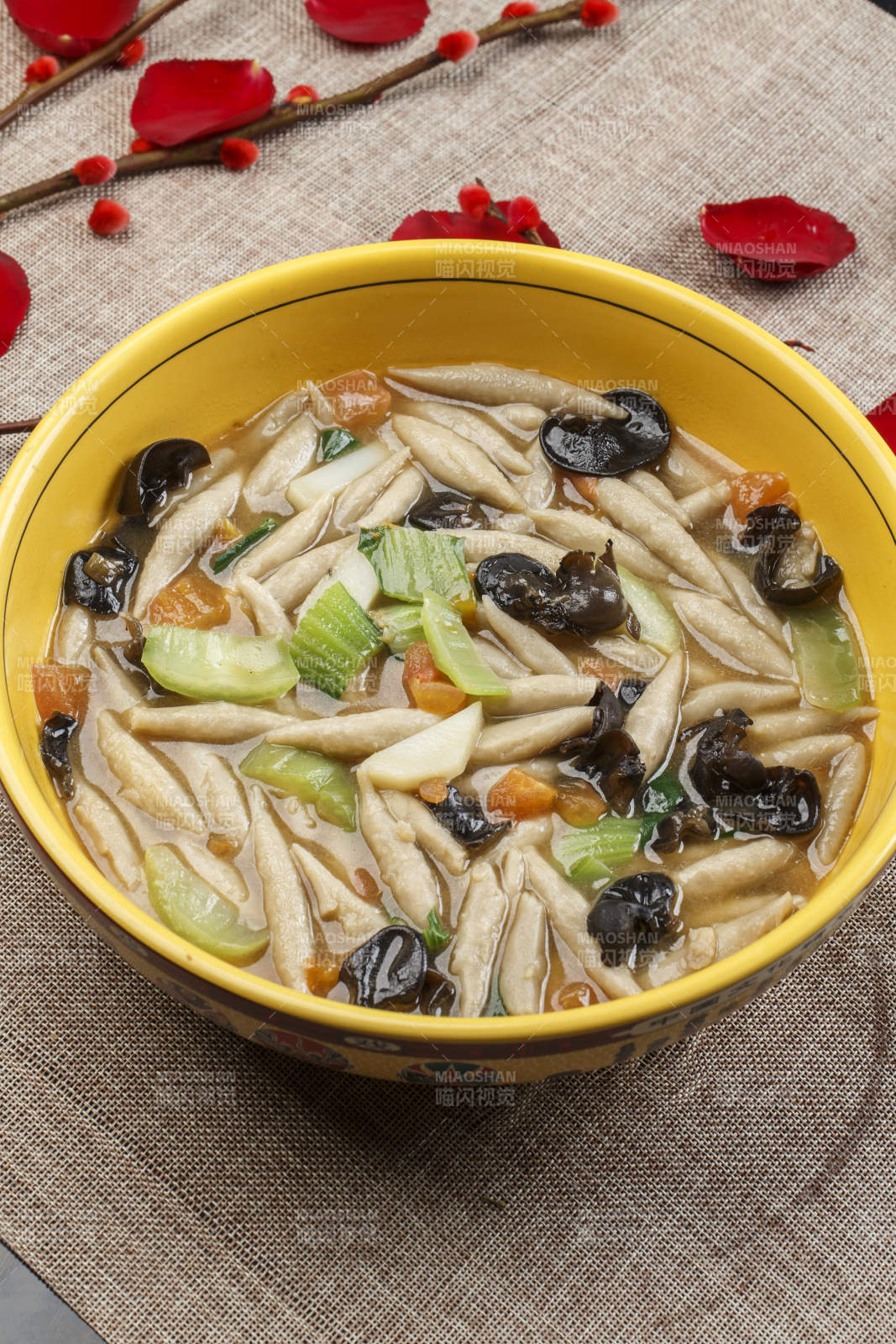 黄色瓷盆装的生下鱼图片