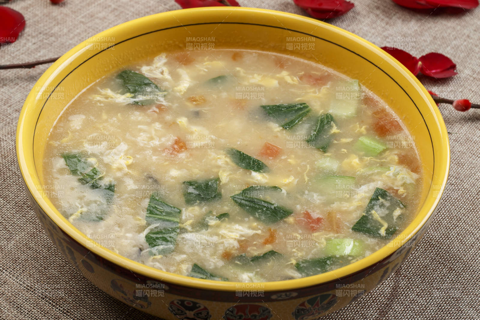 黄色瓷盆装的大众美食疙瘩汤图片
