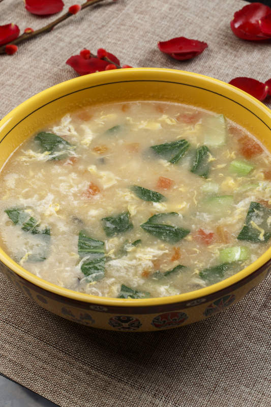 黄色瓷盆装的大众美食疙瘩汤图片