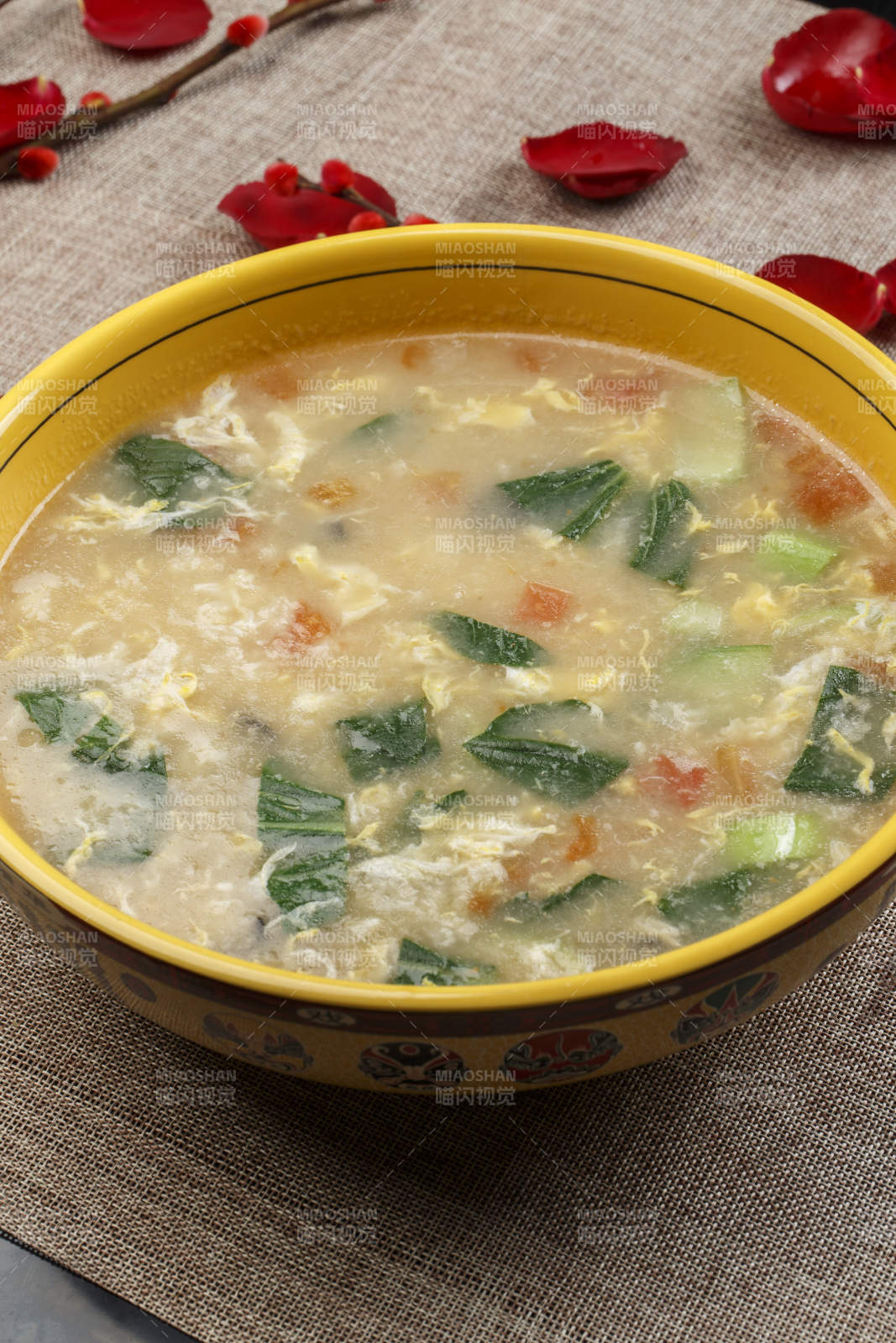 黄色瓷盆装的大众美食疙瘩汤图片
