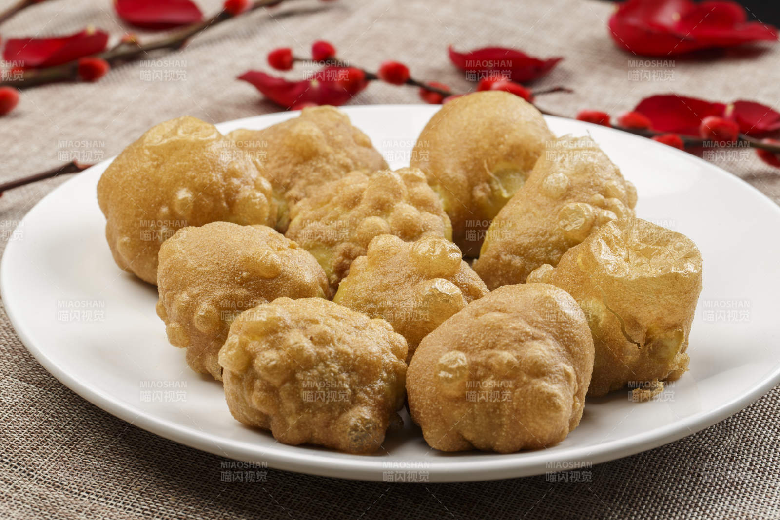 白色瓷盘装的油炸糕图片