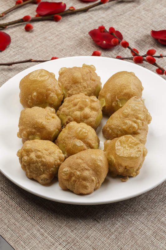 白色瓷盘装的油炸糕图片