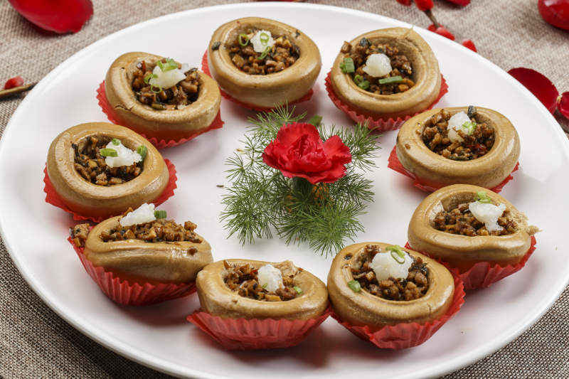 白色瓷盘装的窝头渣渣鸭图片