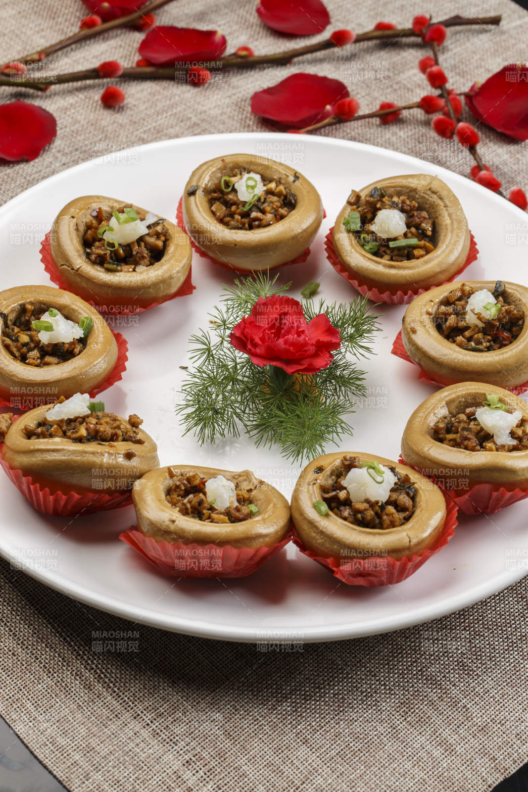 白色瓷盘装的窝头渣渣鸭图片