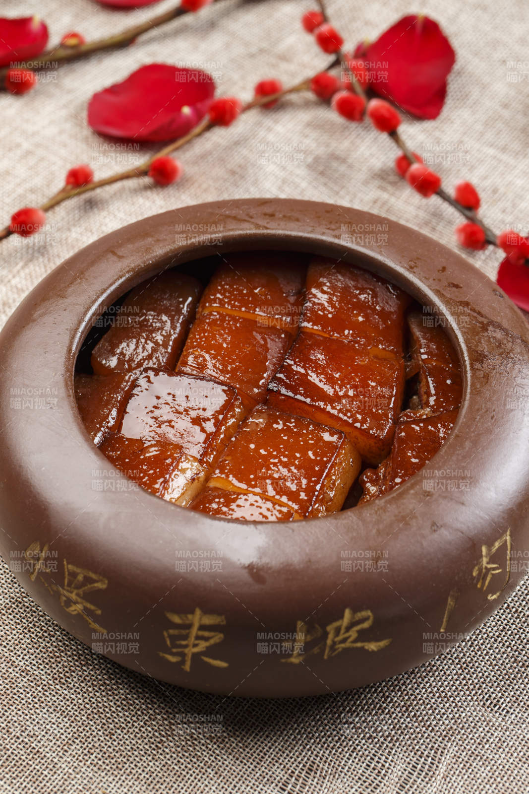 陶罐餐具装的秘制东坡肉图片