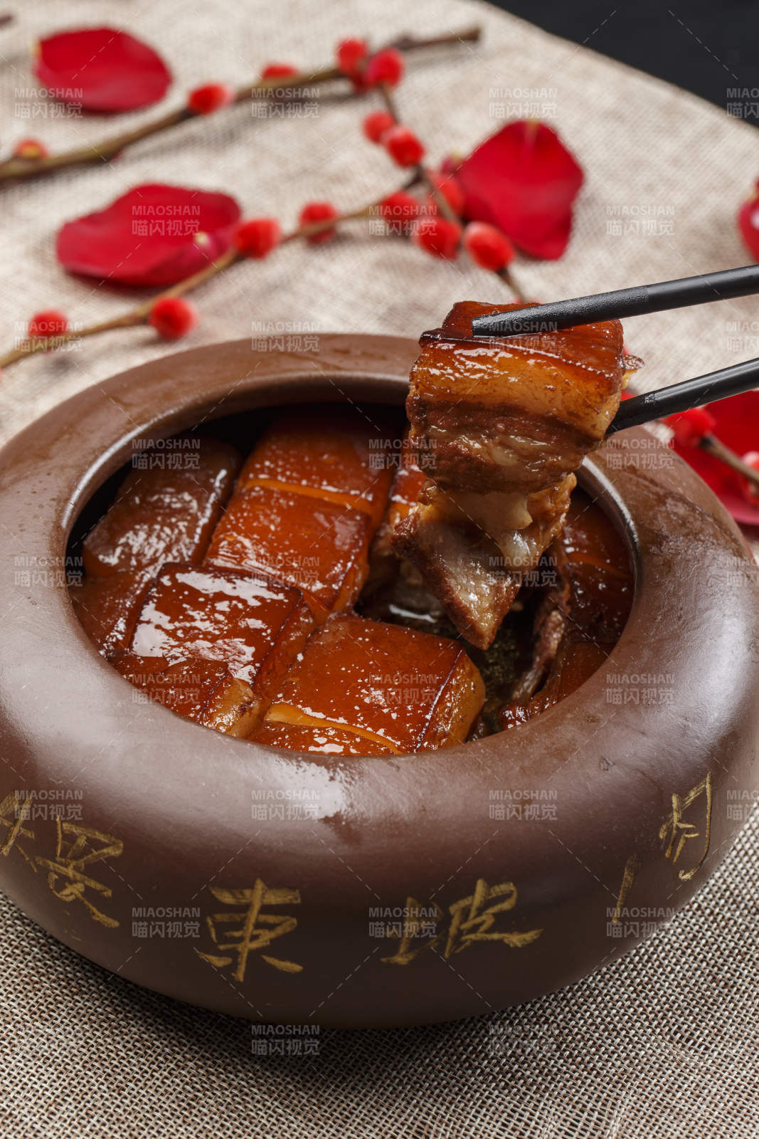 陶罐餐具装的秘制东坡肉图片