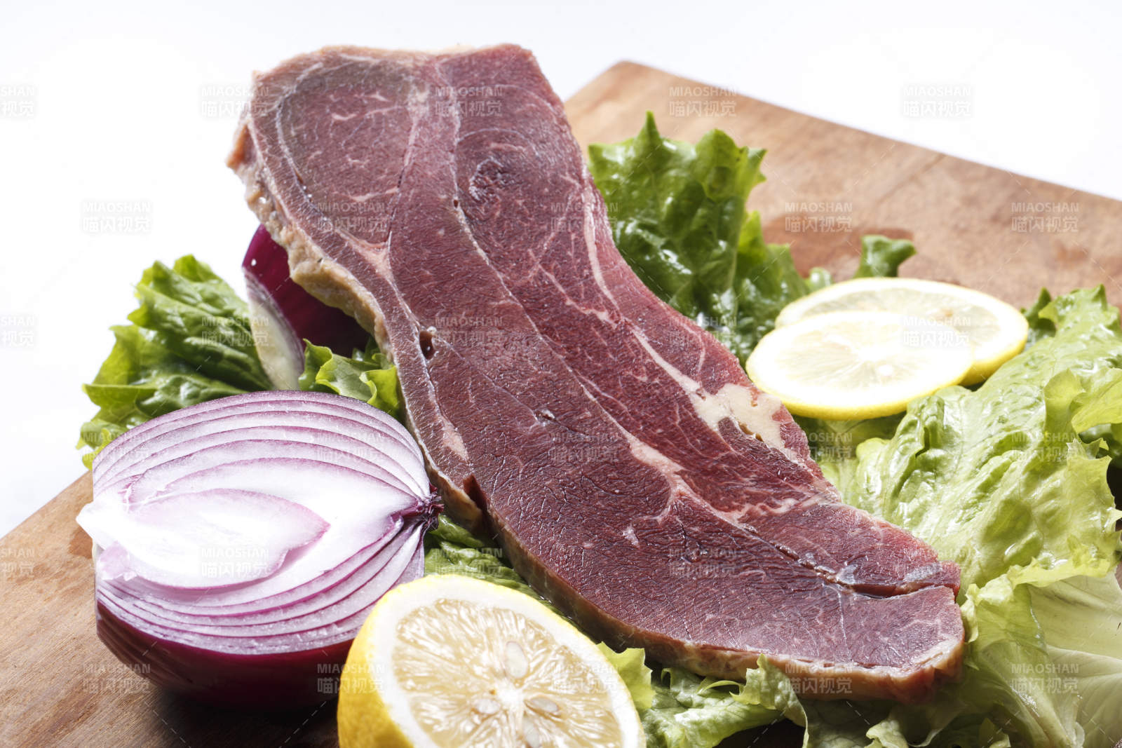 牛上脑肉摆放在木质砧板上图片