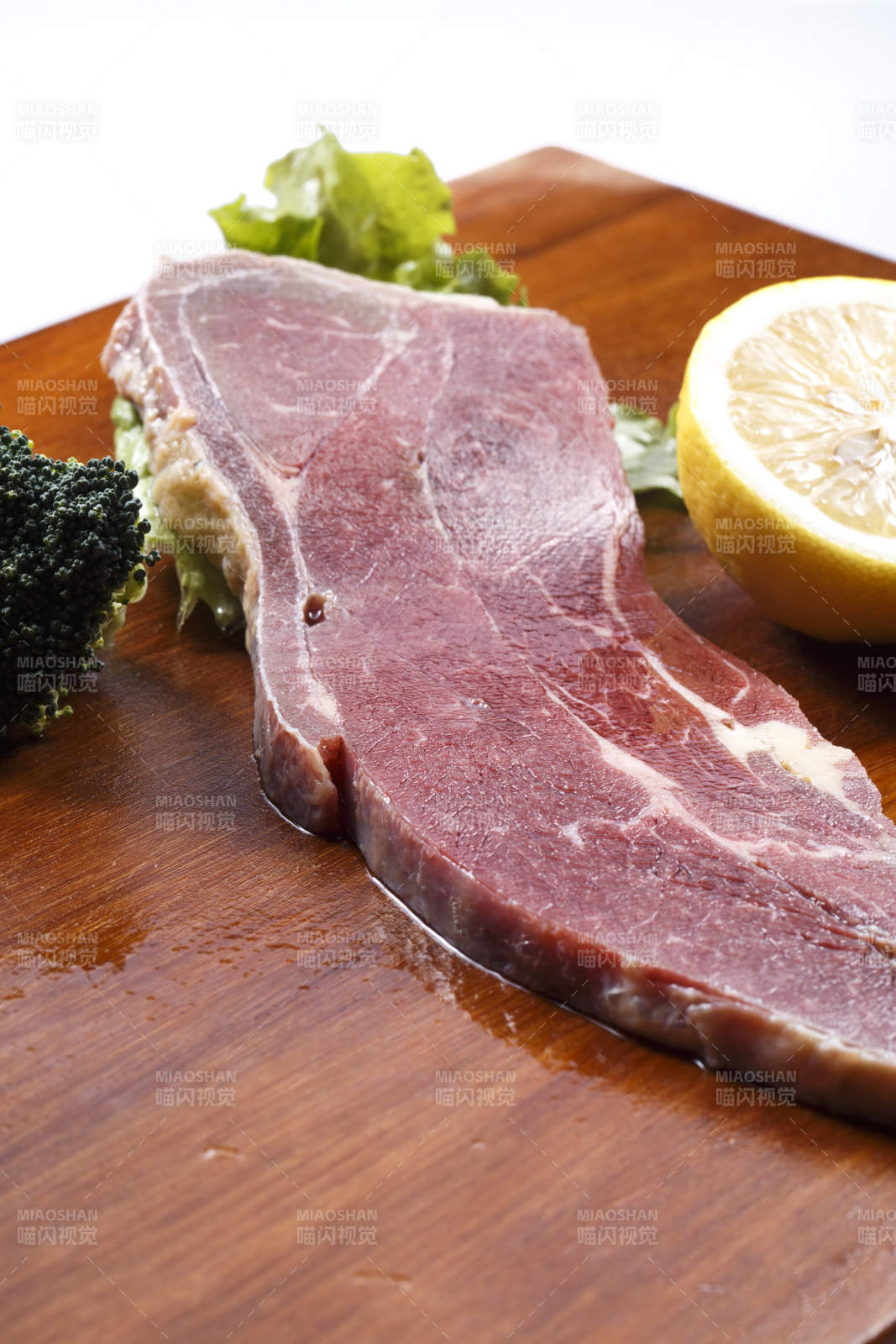牛上脑肉摆放在木质砧板上图片
