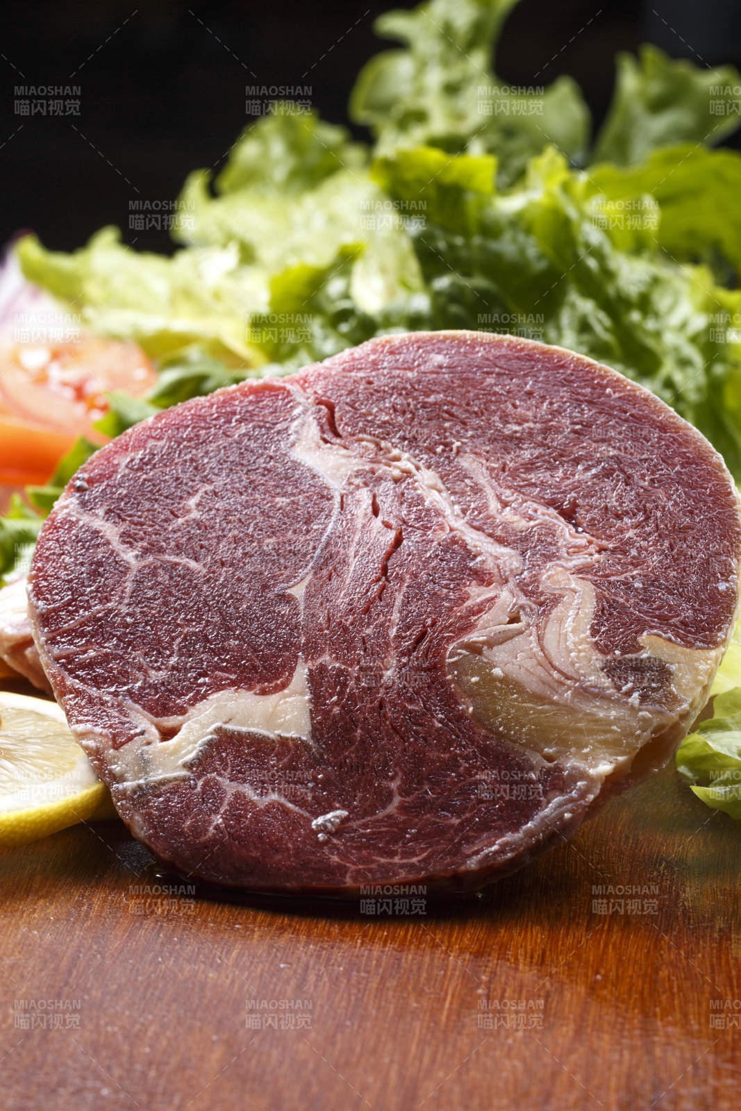 澳洲牛眼肉摆放在木质砧板上图片