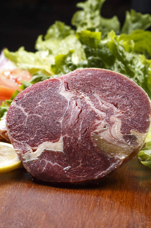 澳洲牛眼肉摆放在木质砧板上图片