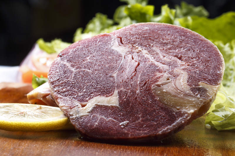 澳洲牛眼肉摆放在木质砧板上图片