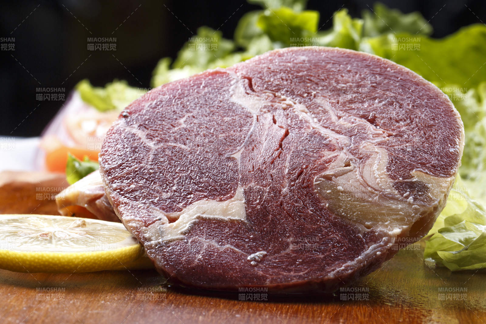 澳洲牛眼肉摆放在木质砧板上图片