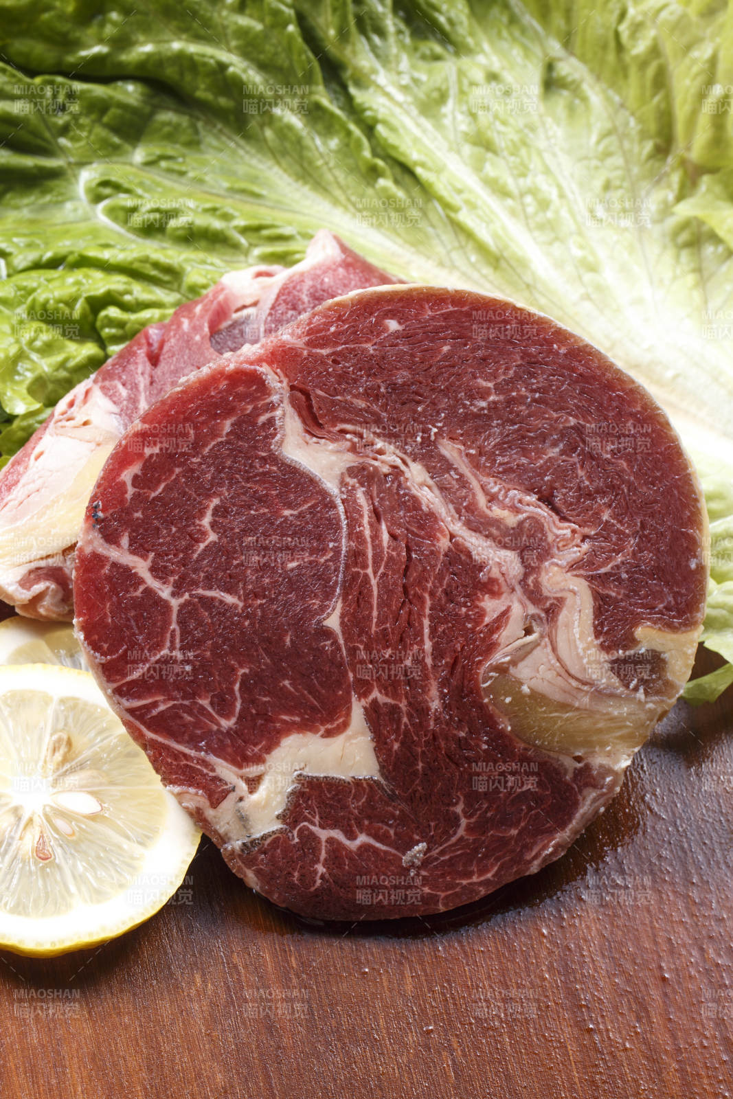 澳洲牛眼肉摆放在木质砧板上图片