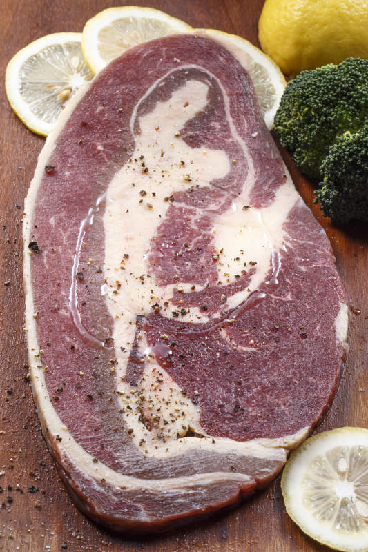 木质砧板上的安格斯牛前胸肉图片