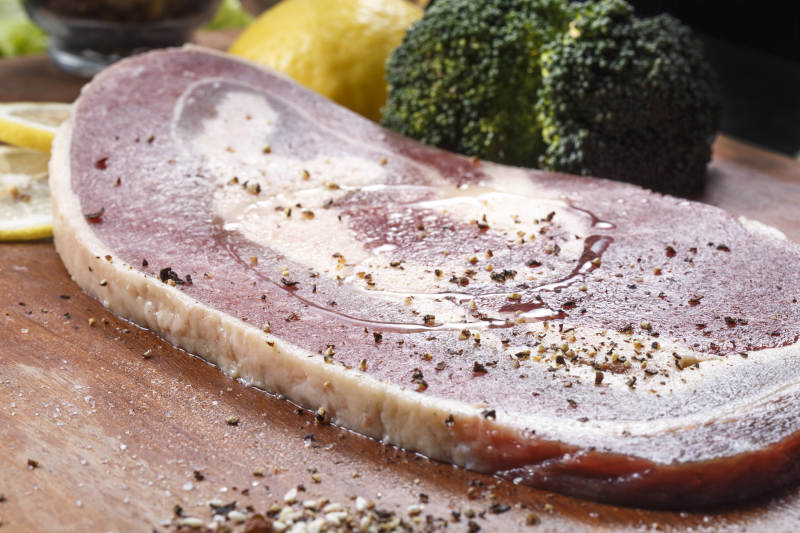 木质砧板上的安格斯牛前胸肉图片