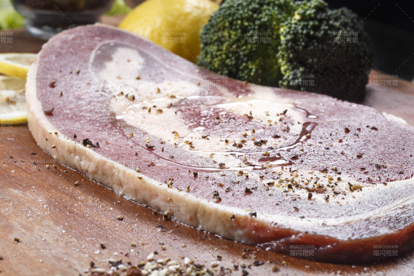 木质砧板上的安格斯牛前胸肉图片