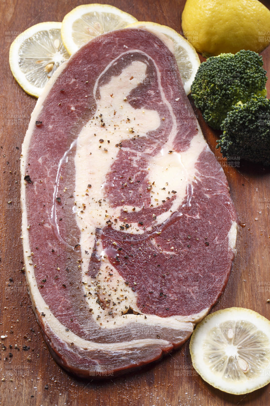 木质砧板上的安格斯牛前胸肉图片