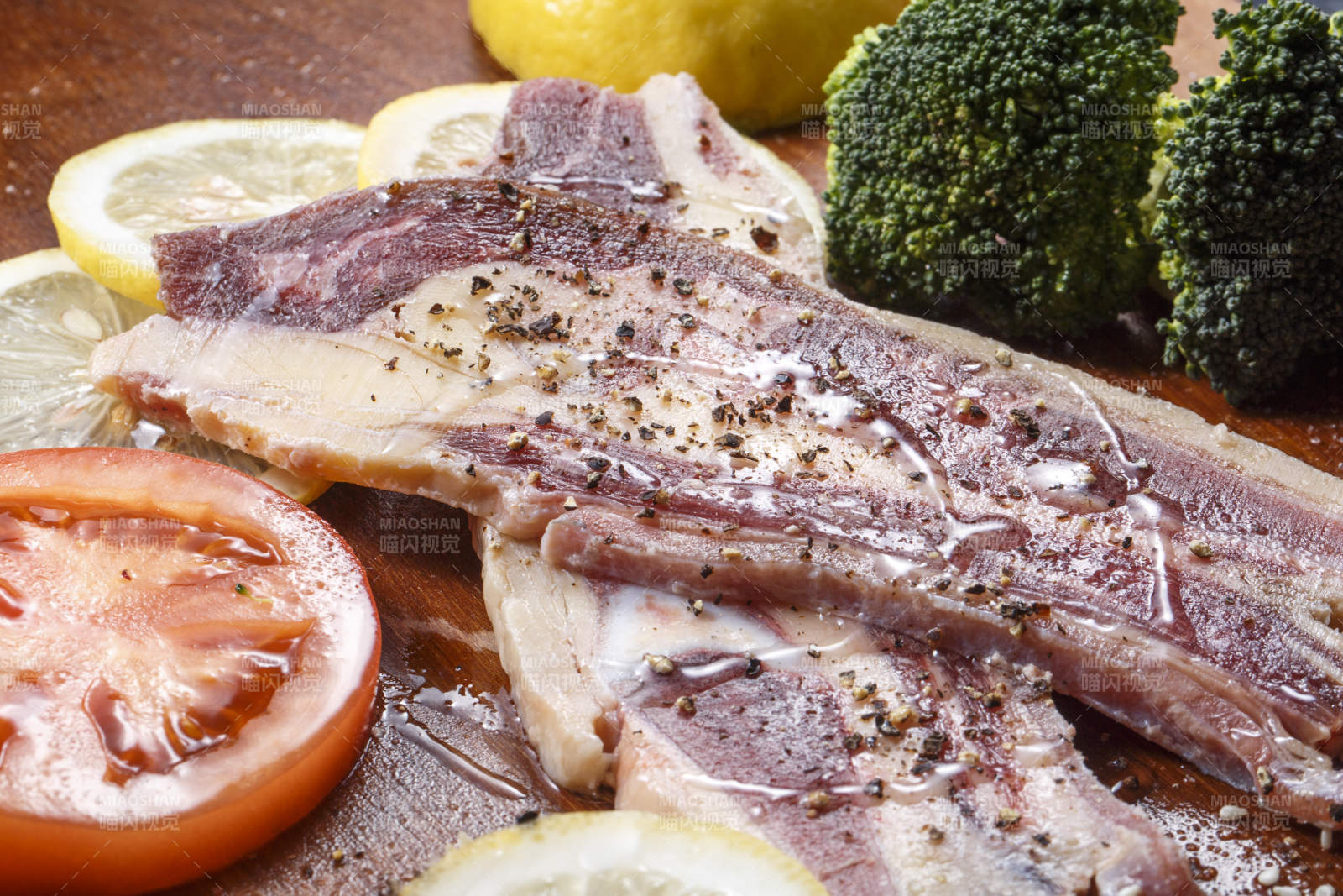 澳洲牛仔骨摆放在木砧板上图片