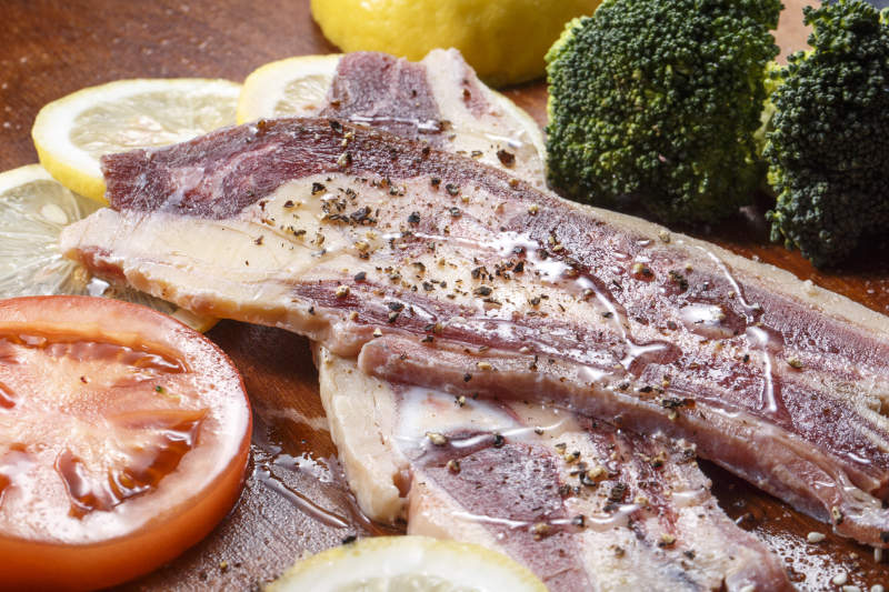 澳洲牛仔骨摆放在木砧板上图片