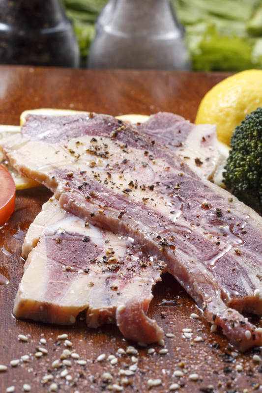 澳洲牛仔骨摆放在木砧板上图片