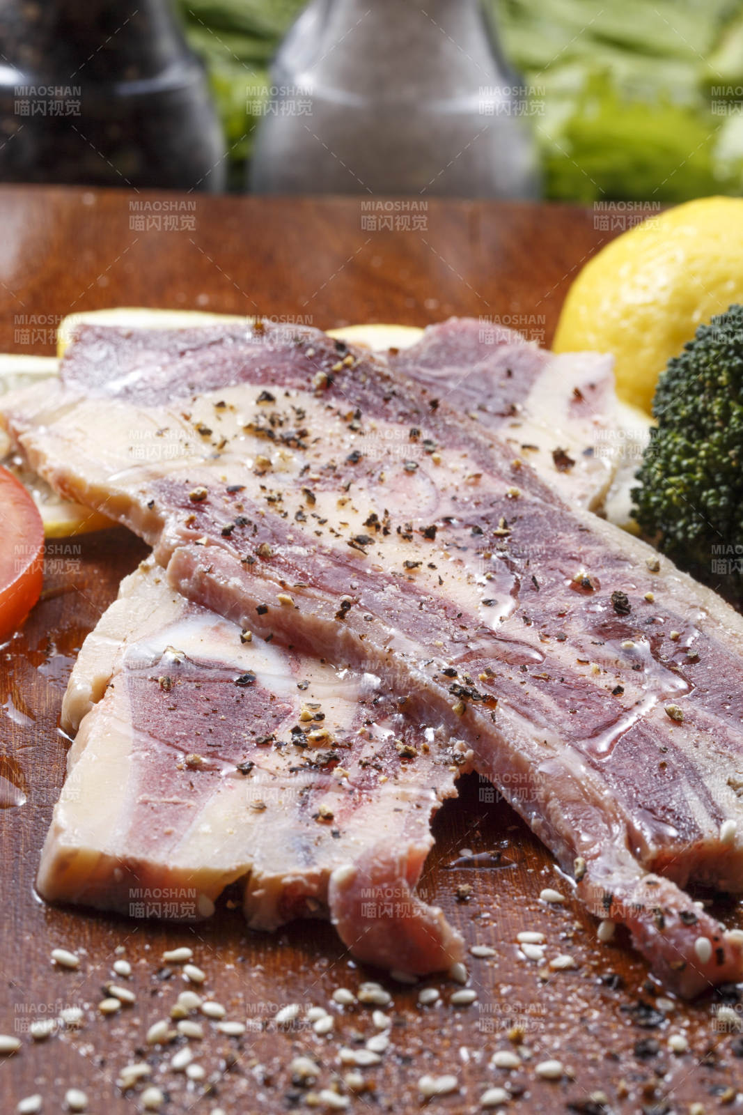 澳洲牛仔骨摆放在木砧板上图片