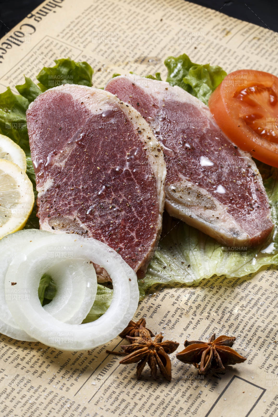 牛肩肉辣椒肉摆放在英文包装纸上图片