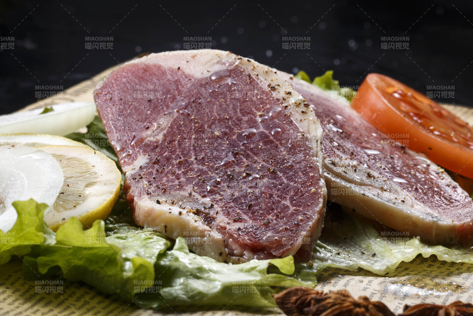 牛肩肉辣椒肉摆放在英文包装纸上图片