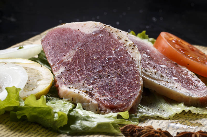 牛肩肉辣椒肉摆放在英文包装纸上图片