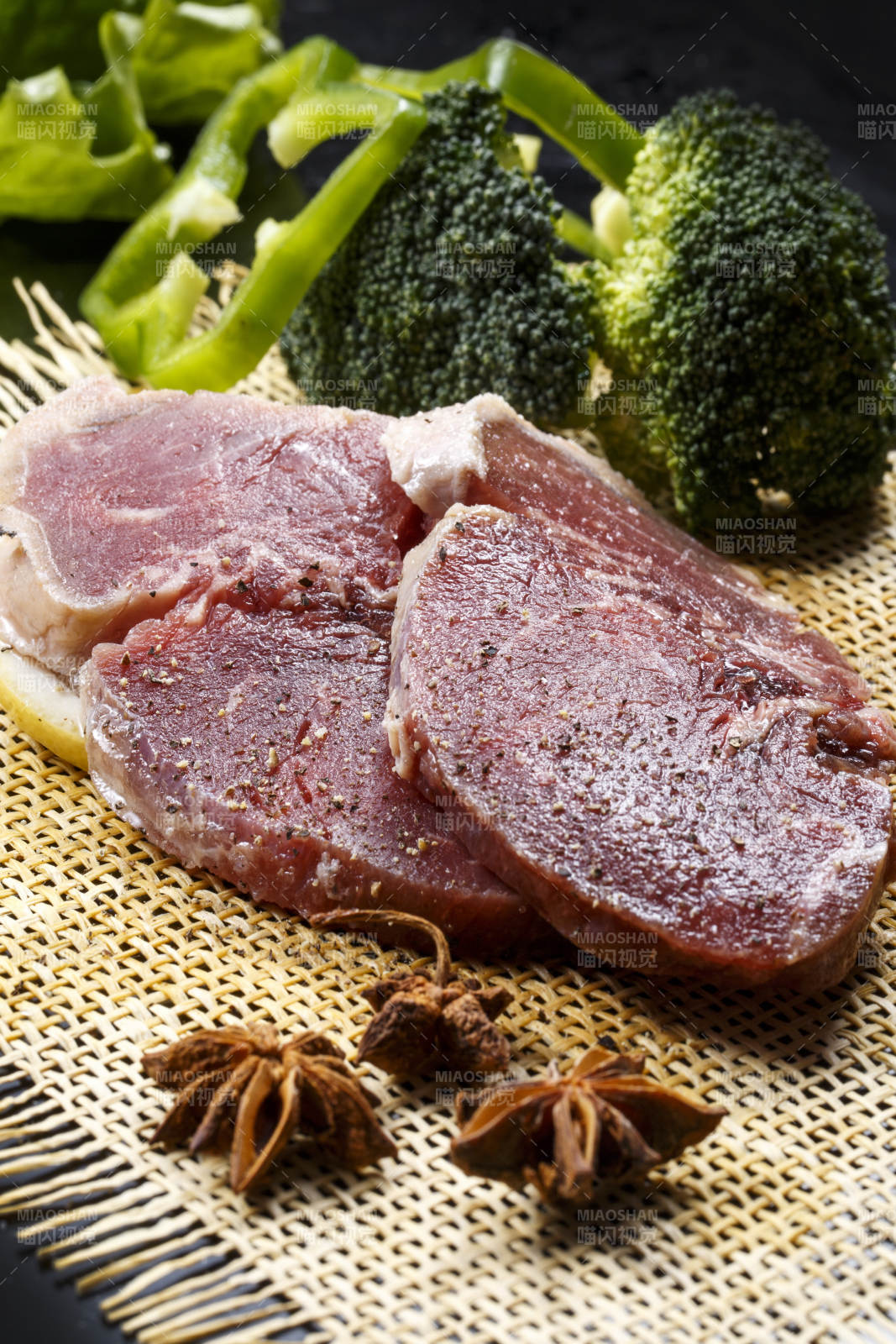 牛外脊肉西冷牛排摆放在黑色背景上图片