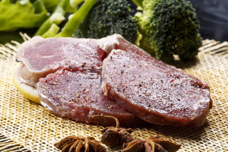 牛外脊肉西冷牛排摆放在黑色背景上图片