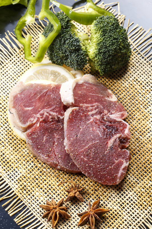 牛外脊肉西冷牛排摆放在黑色背景上图片