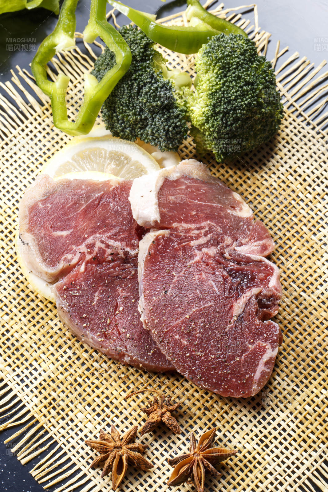 牛外脊肉西冷牛排摆放在黑色背景上图片