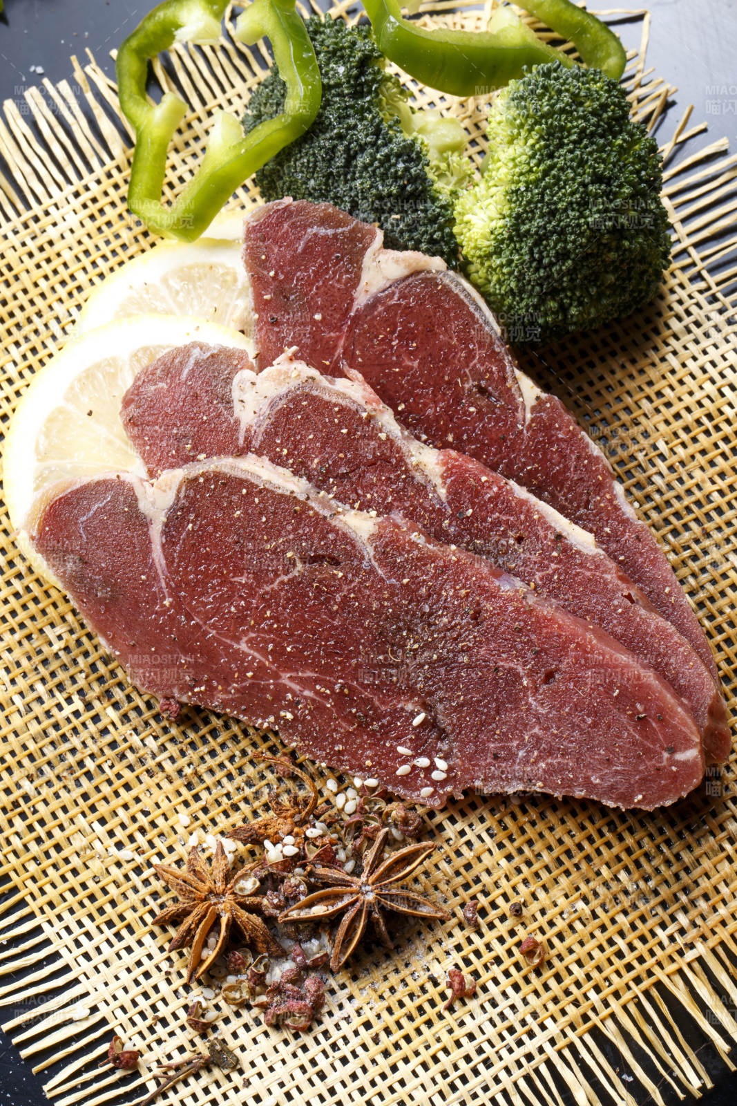 牛里脊菲力牛排摆放在草垫上图片