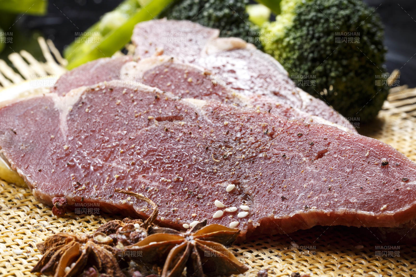牛里脊菲力牛排摆放在草垫上图片