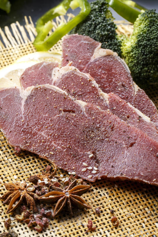 牛里脊菲力牛排摆放在草垫上图片