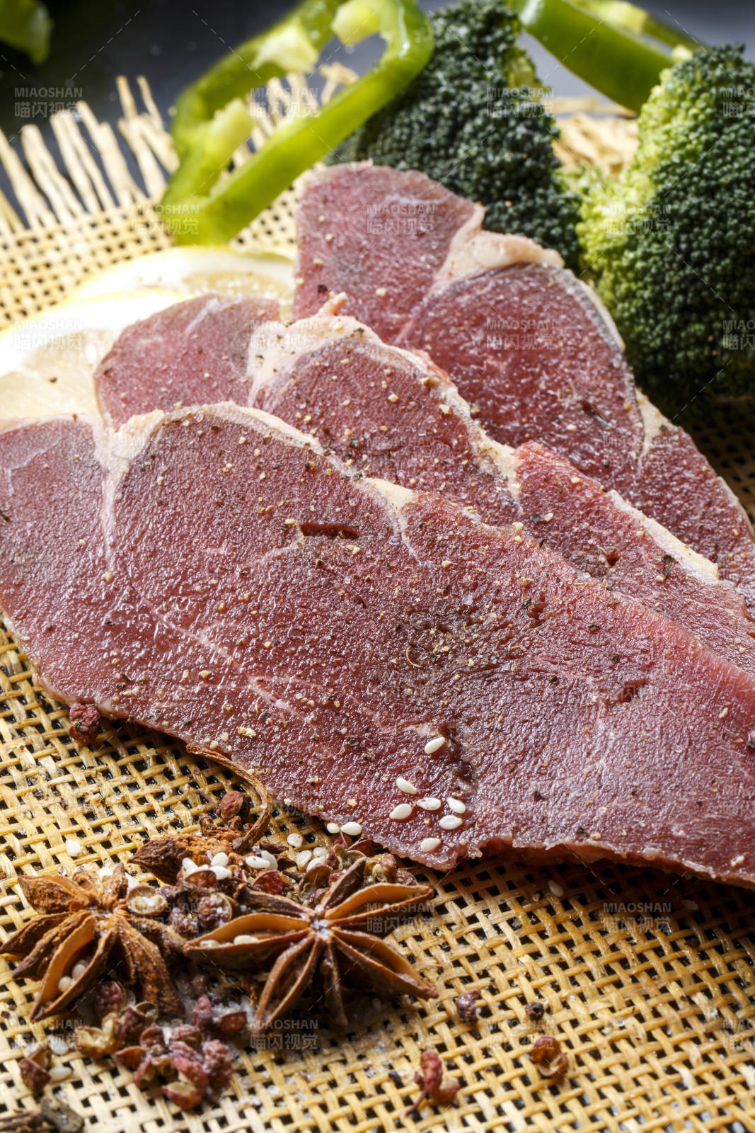 牛里脊菲力牛排摆放在草垫上图片