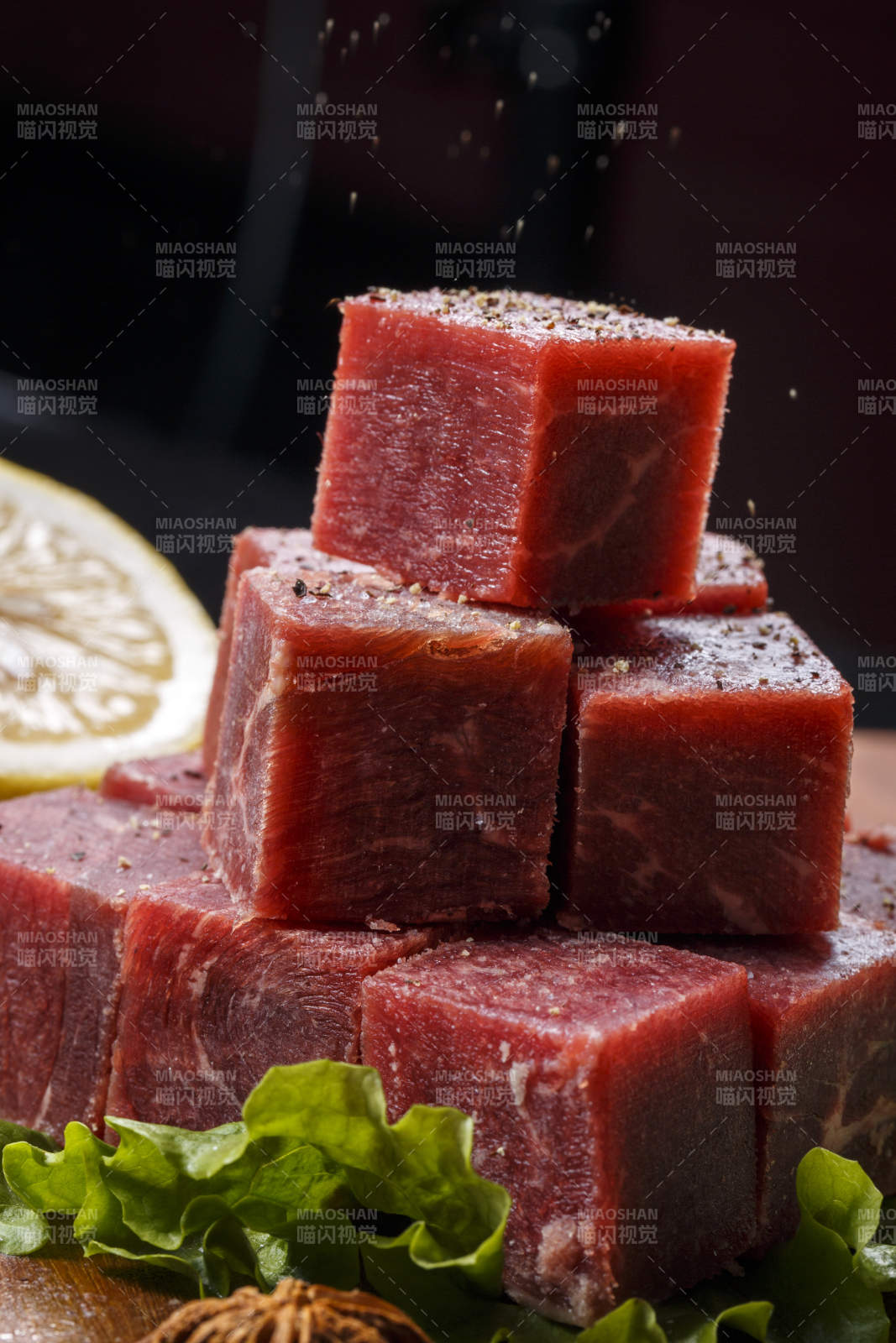 牛腿针扒肉摆放在木质砧板上图片