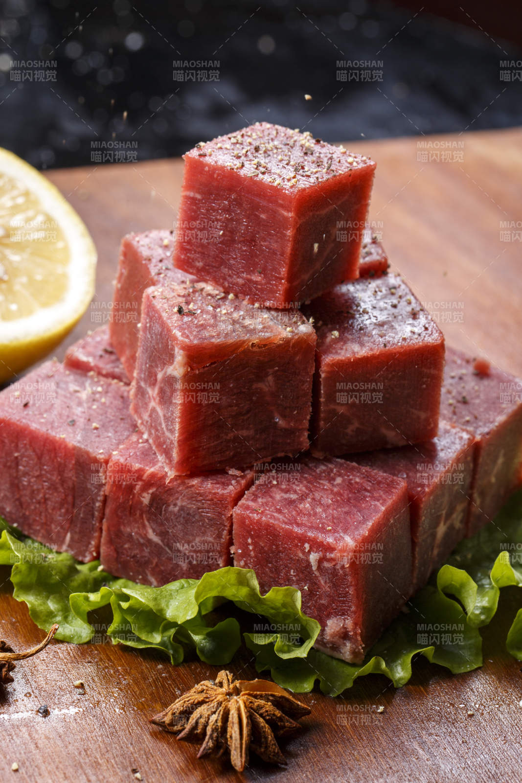 牛腿针扒肉摆放在木质砧板上图片