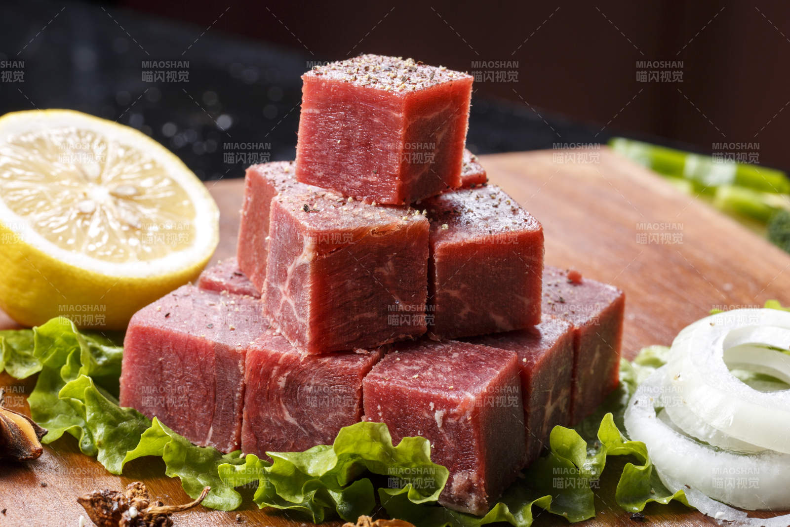 牛腿针扒肉摆放在木质砧板上图片