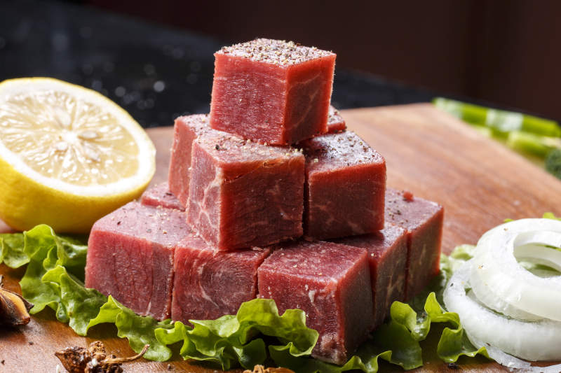 牛腿针扒肉摆放在木质砧板上图片