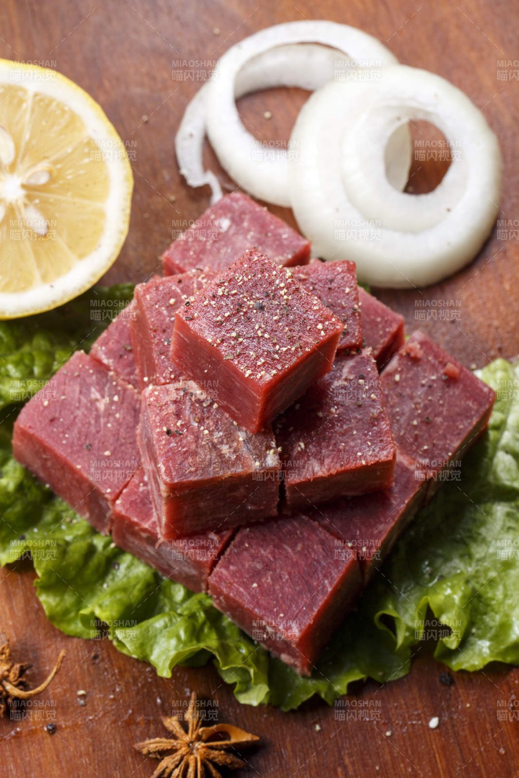 牛腿针扒肉摆放在木质砧板上图片
