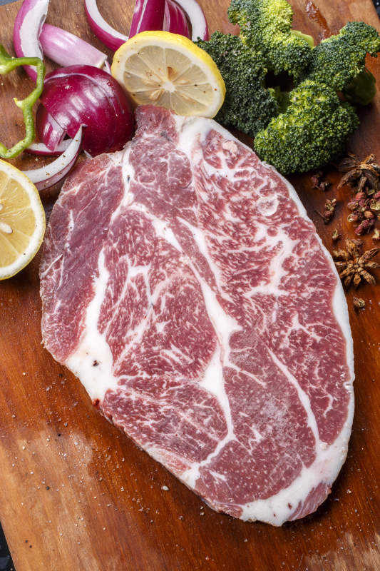 顶级雪花和牛摆放在木质砧板上图片