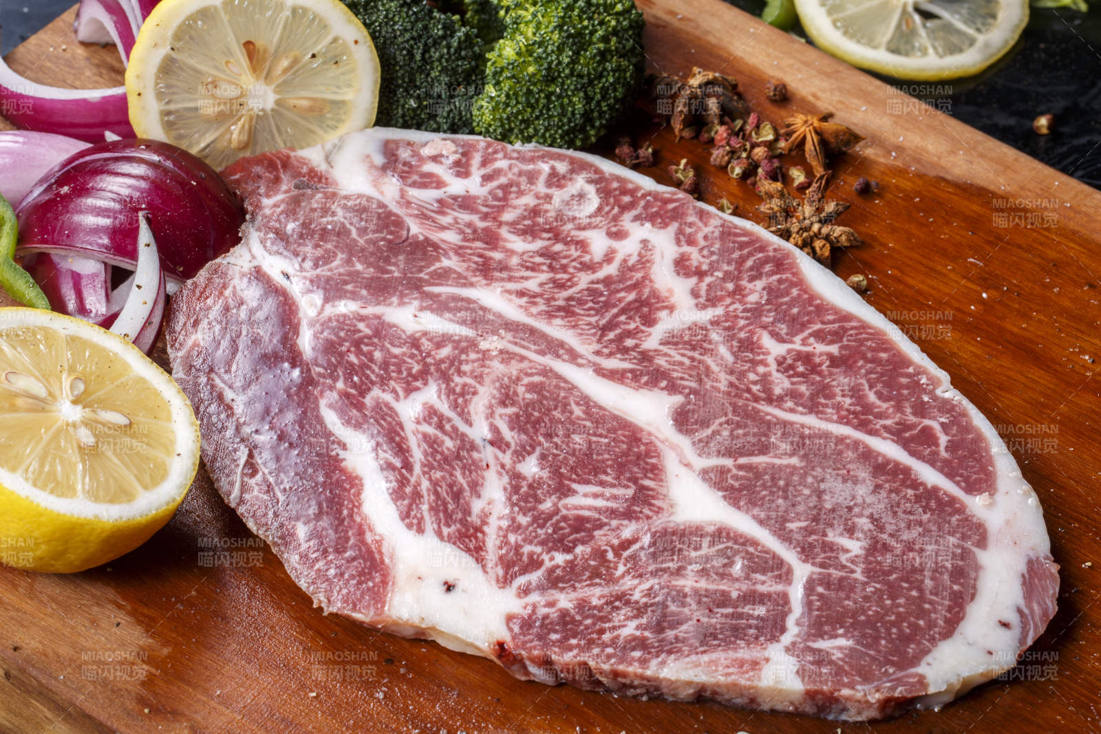 顶级雪花和牛摆放在木质砧板上图片
