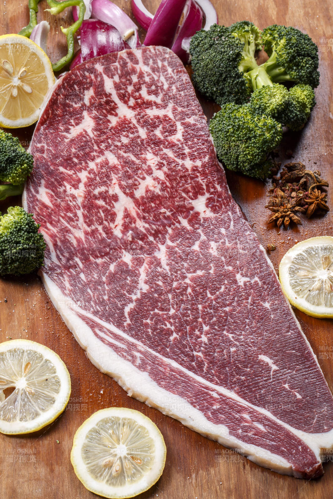 牛臀肉摆放在木质砧板上图片