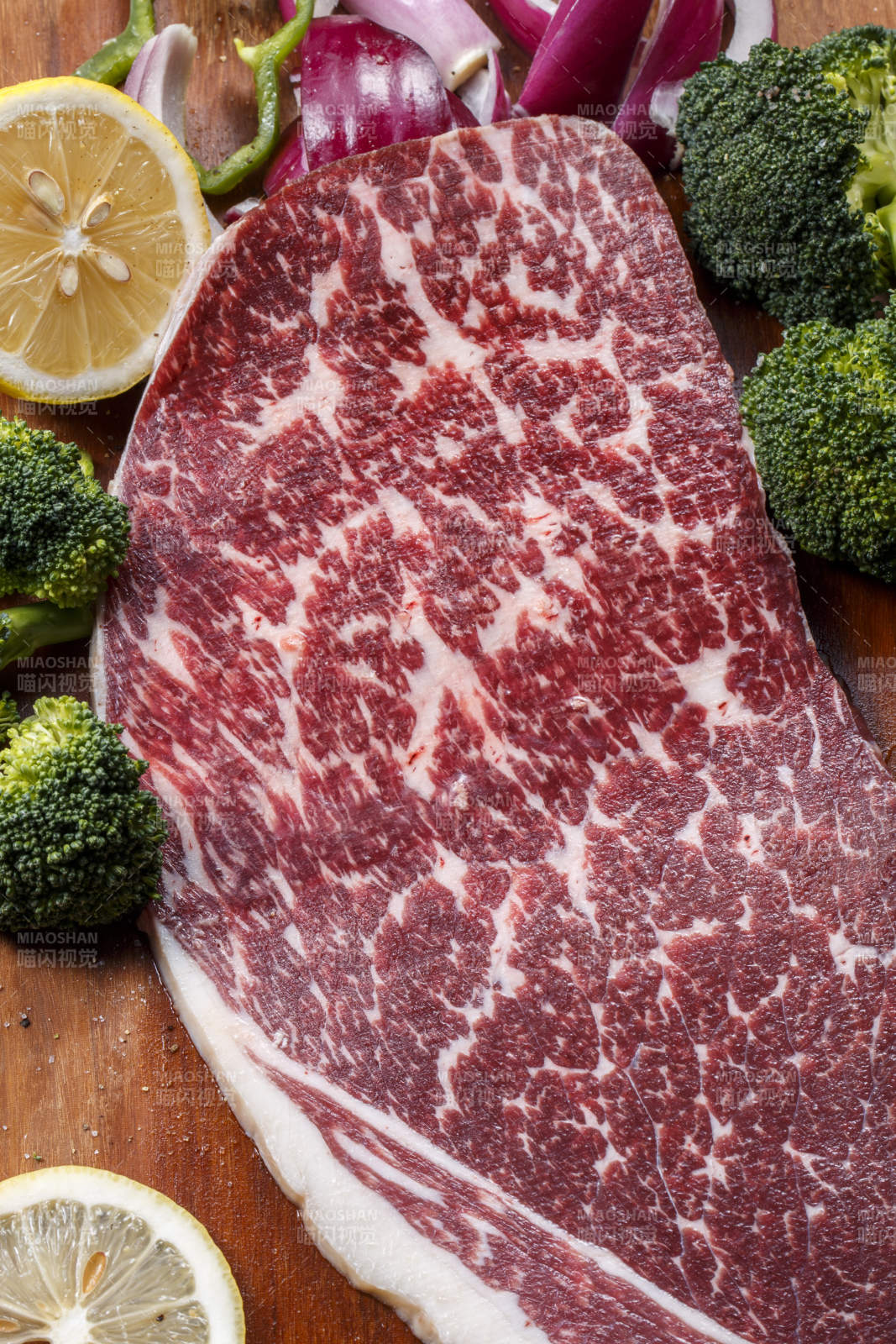 牛臀肉摆放在木质砧板上图片