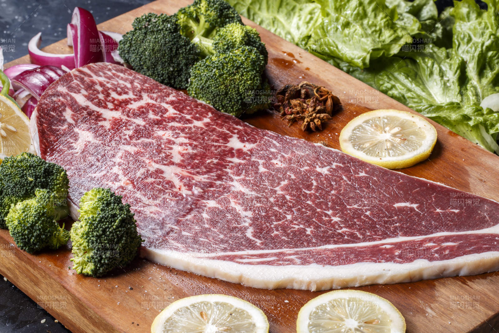 牛臀肉摆放在木质砧板上图片
