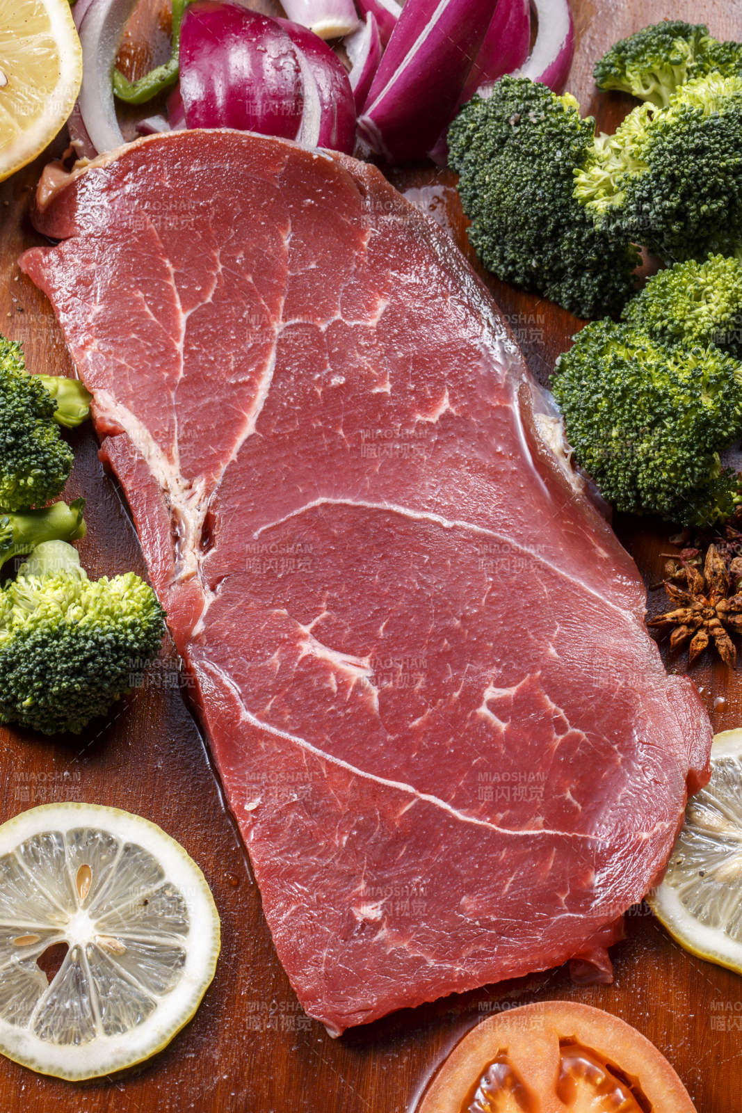 牛臀肉摆放在木质砧板上图片